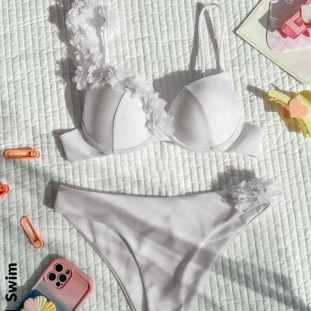 Elegant White Floral Bikini Set size small . New with tags